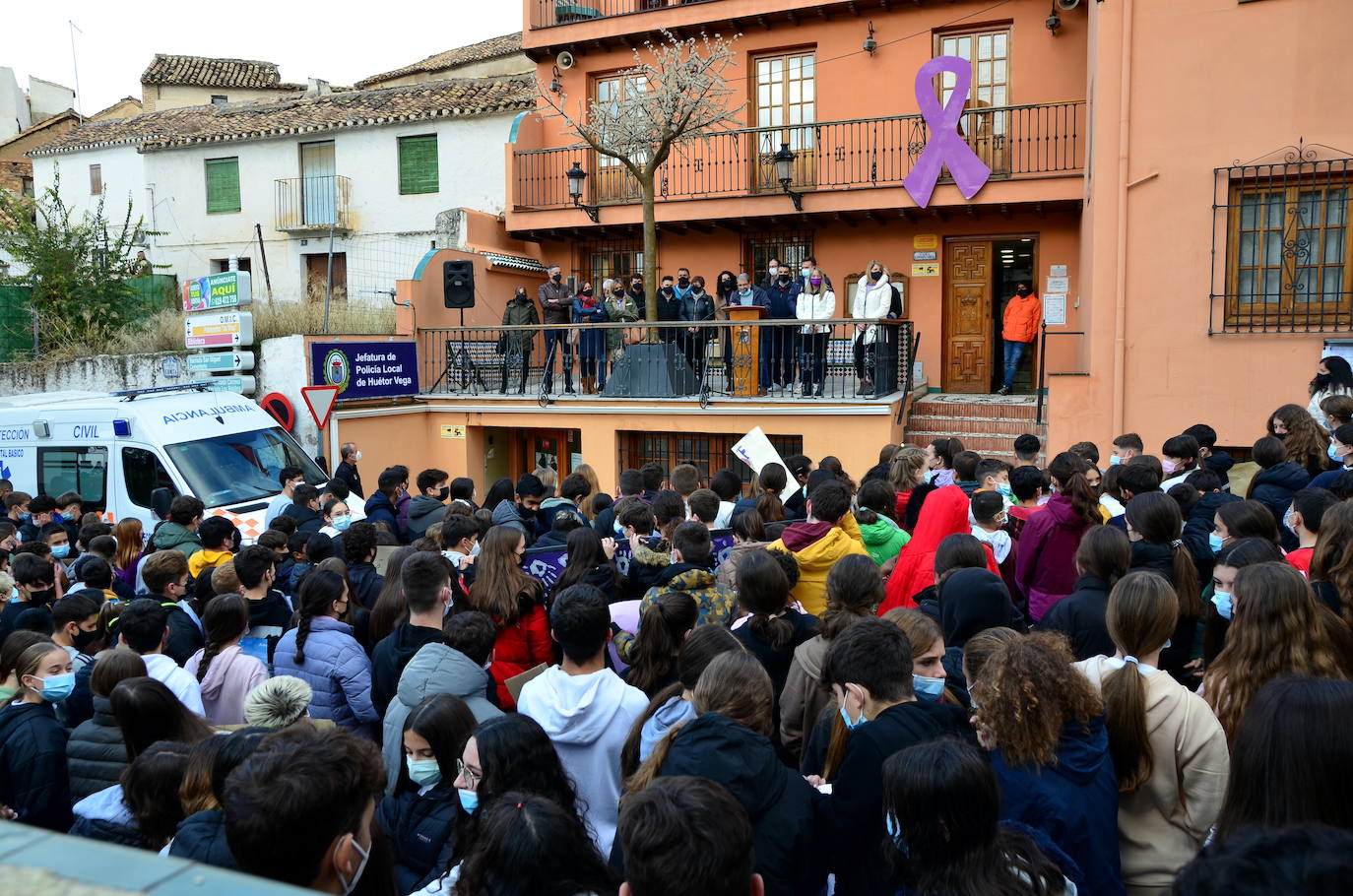 Fotos: Los estudiantes de Huétor Vega alzan la voz contra la violencia de género