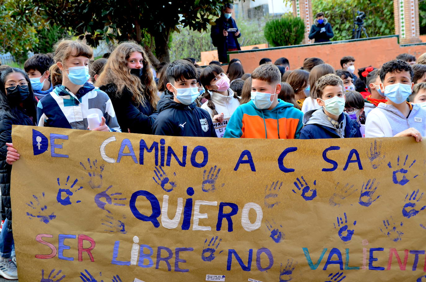 Fotos: Los estudiantes de Huétor Vega alzan la voz contra la violencia de género