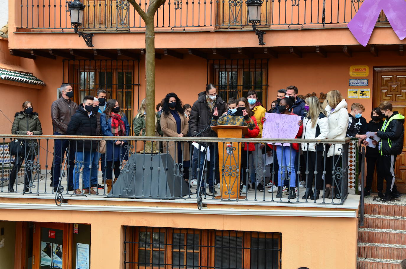 Fotos: Los estudiantes de Huétor Vega alzan la voz contra la violencia de género