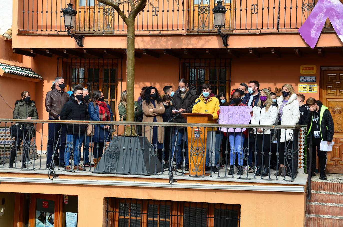 Fotos: Los estudiantes de Huétor Vega alzan la voz contra la violencia de género