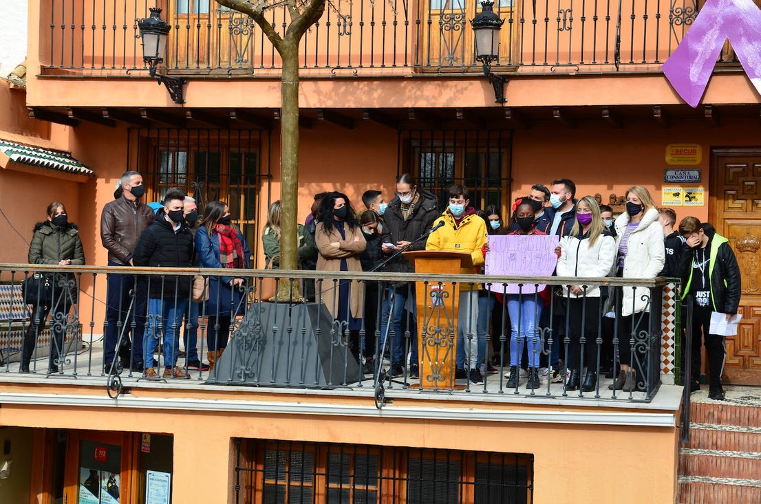 Fotos: Los estudiantes de Huétor Vega alzan la voz contra la violencia de género