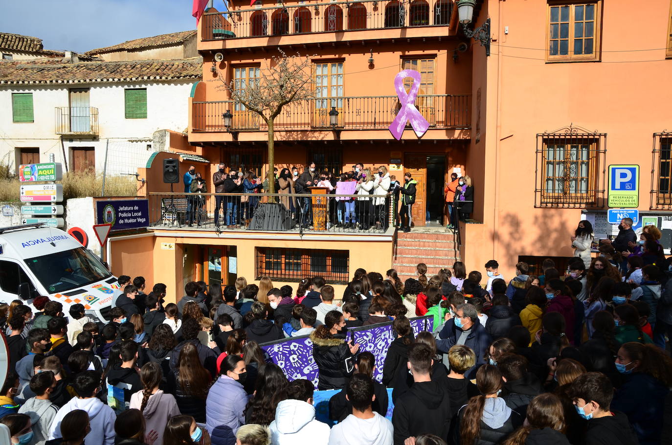 Fotos: Los estudiantes de Huétor Vega alzan la voz contra la violencia de género