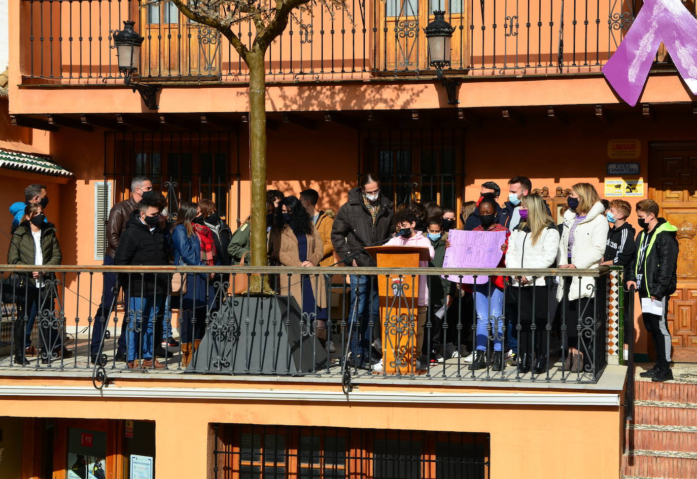 Fotos: Los estudiantes de Huétor Vega alzan la voz contra la violencia de género
