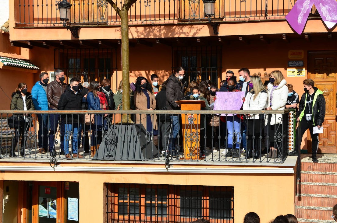 Fotos: Los estudiantes de Huétor Vega alzan la voz contra la violencia de género