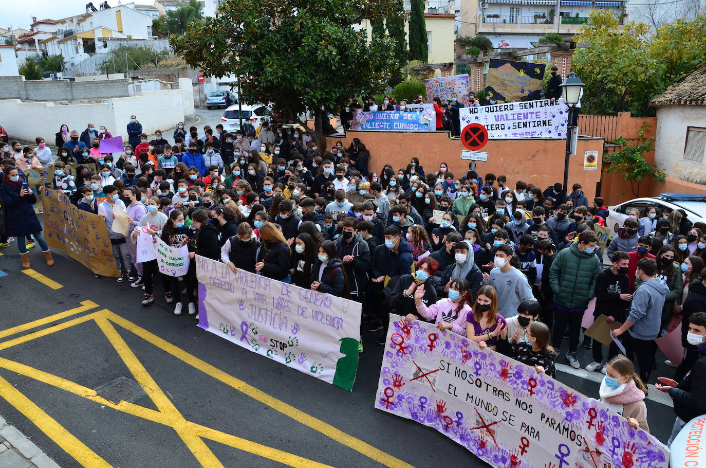 Fotos: Los estudiantes de Huétor Vega alzan la voz contra la violencia de género