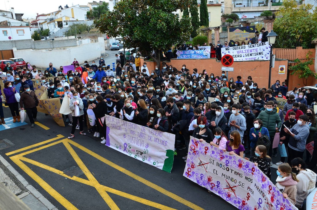 Fotos: Los estudiantes de Huétor Vega alzan la voz contra la violencia de género