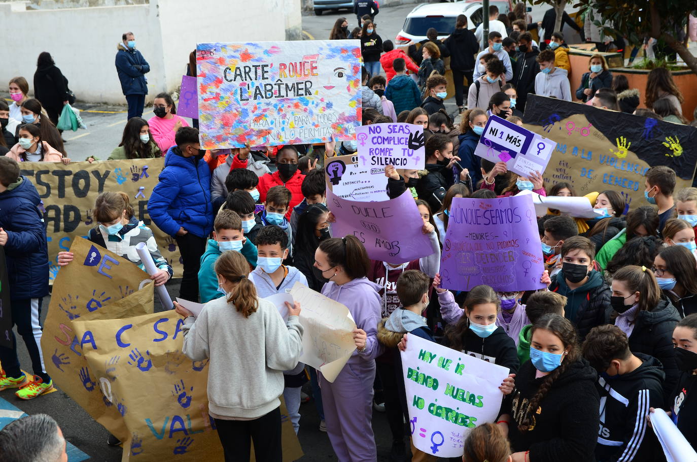 Fotos: Los estudiantes de Huétor Vega alzan la voz contra la violencia de género