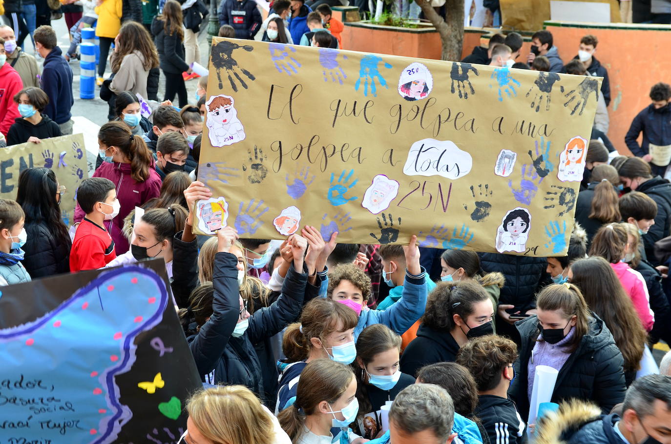 Fotos: Los estudiantes de Huétor Vega alzan la voz contra la violencia de género
