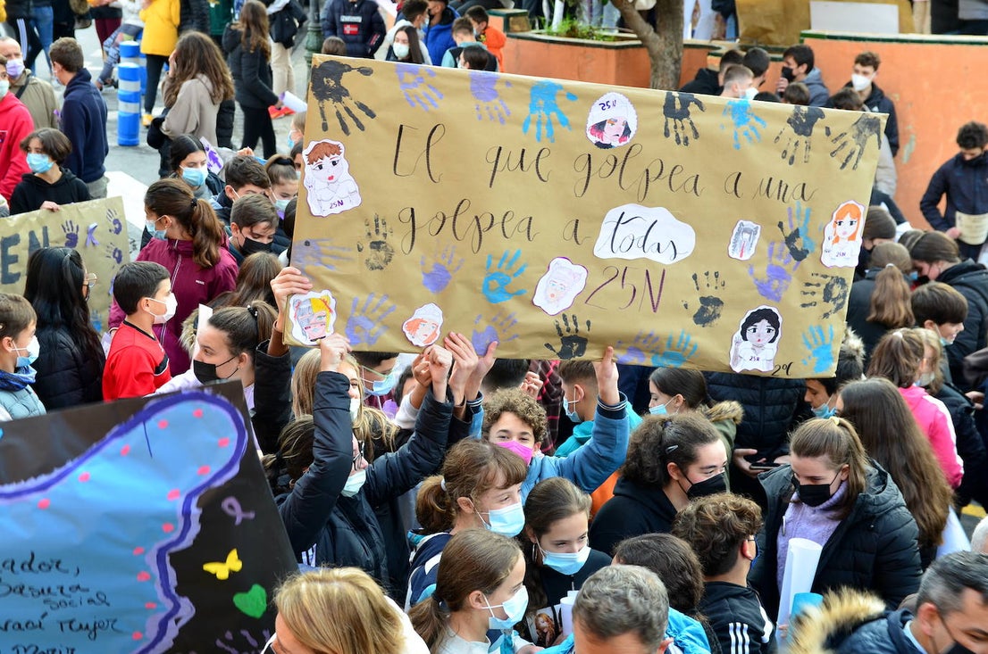 Fotos: Los estudiantes de Huétor Vega alzan la voz contra la violencia de género