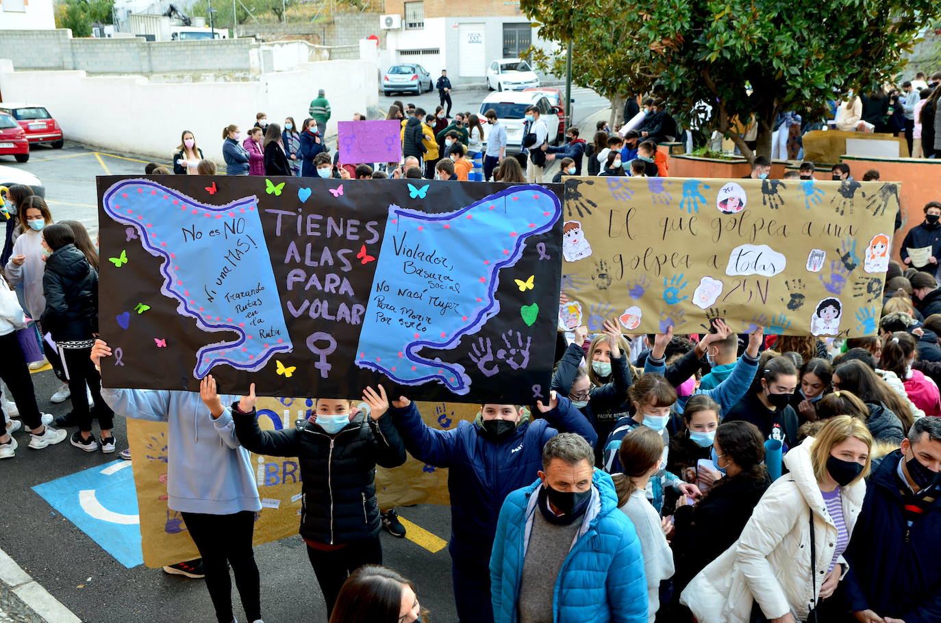 Fotos: Los estudiantes de Huétor Vega alzan la voz contra la violencia de género