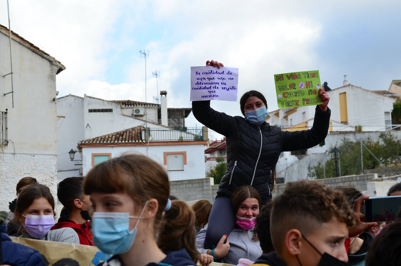 Fotos: Los estudiantes de Huétor Vega alzan la voz contra la violencia de género