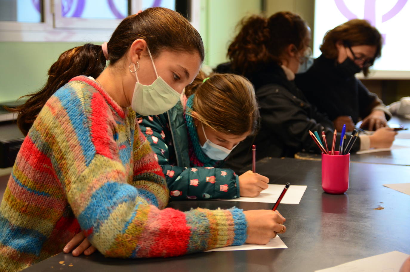 Fotos: Los jóvenes 'diseñan' camisetas con mensajes contra la violencia de género