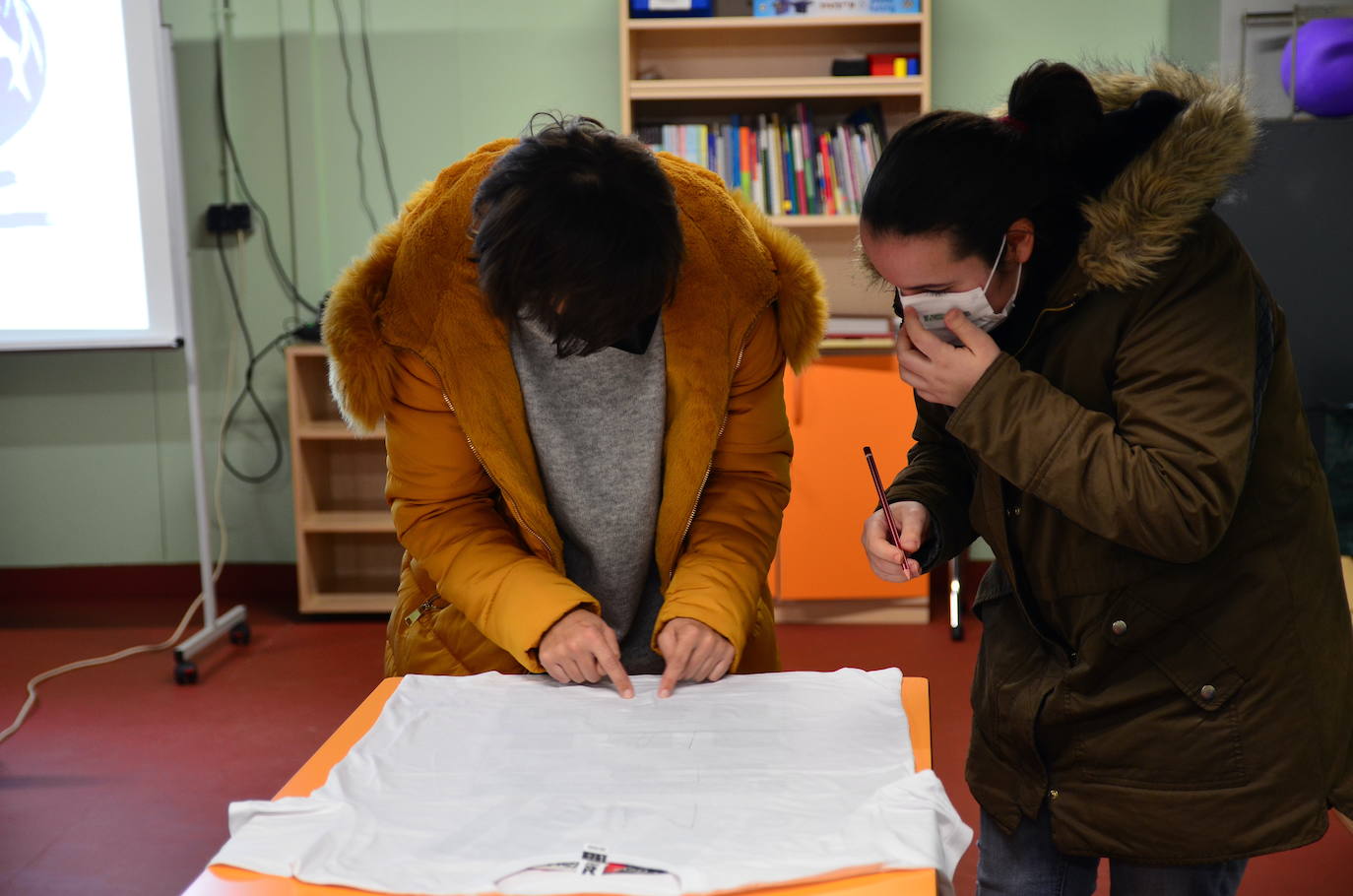 Fotos: Los jóvenes 'diseñan' camisetas con mensajes contra la violencia de género