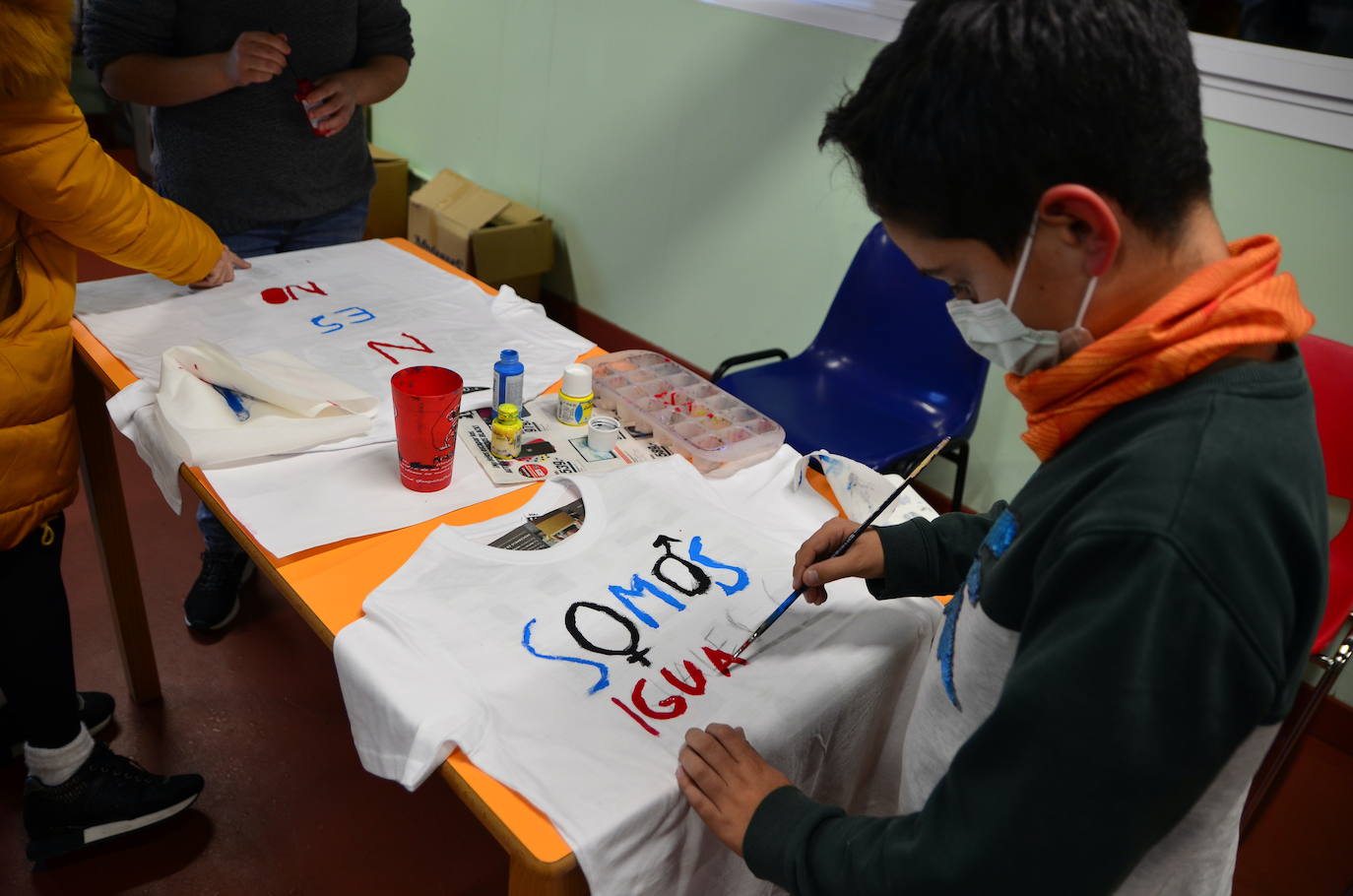 Fotos: Los jóvenes 'diseñan' camisetas con mensajes contra la violencia de género