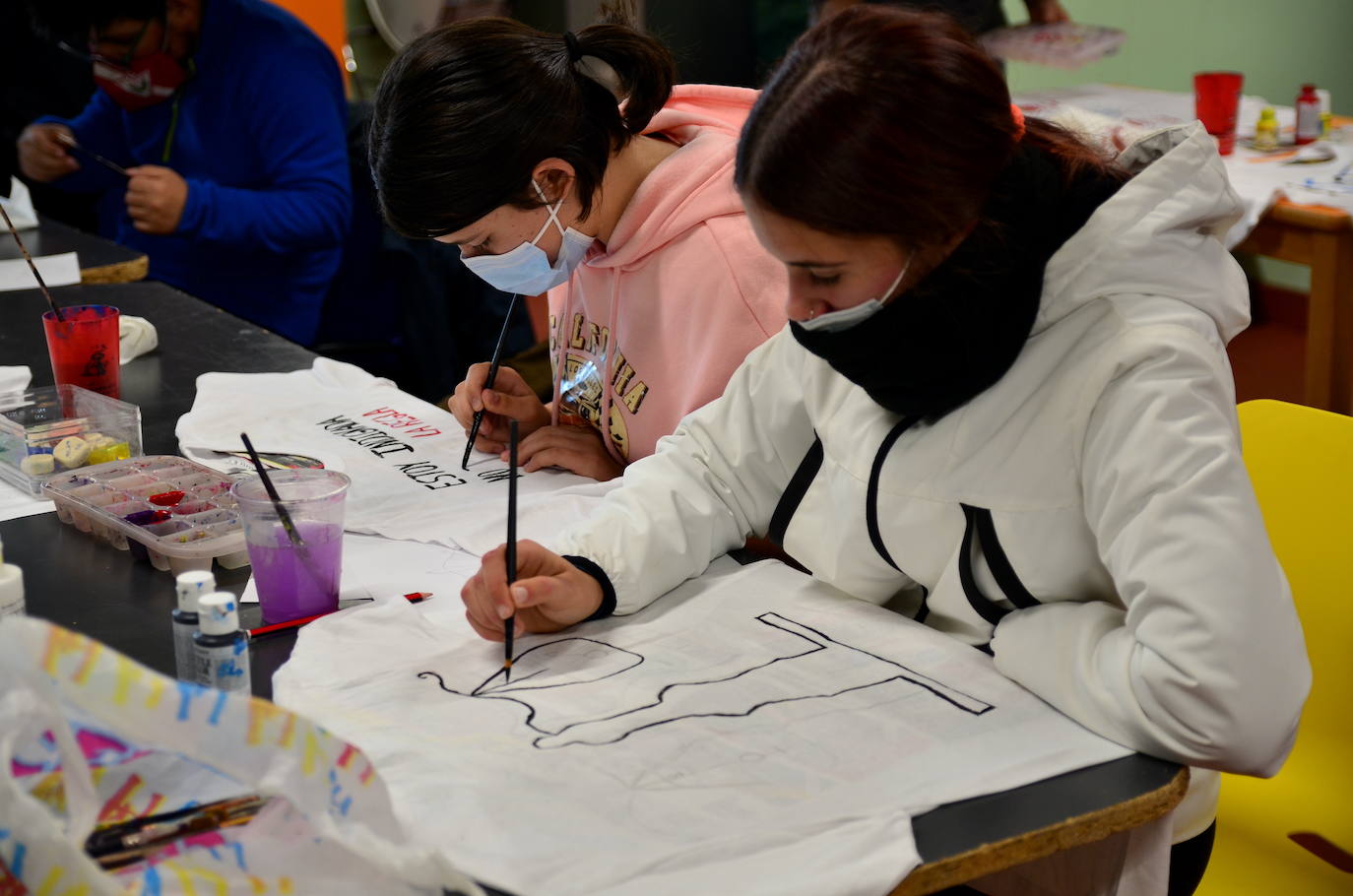 Fotos: Los jóvenes 'diseñan' camisetas con mensajes contra la violencia de género
