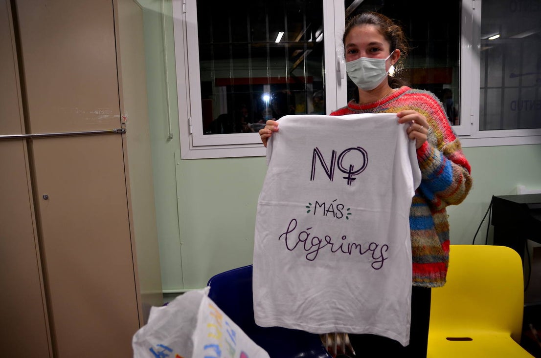 Fotos: Los jóvenes 'diseñan' camisetas con mensajes contra la violencia de género