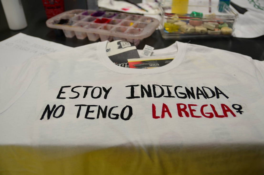 Fotos: Los jóvenes 'diseñan' camisetas con mensajes contra la violencia de género