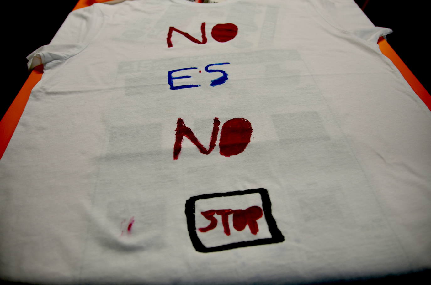 Fotos: Los jóvenes 'diseñan' camisetas con mensajes contra la violencia de género