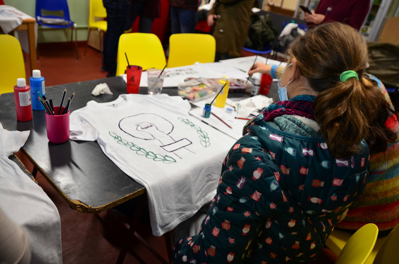 Fotos: Los jóvenes 'diseñan' camisetas con mensajes contra la violencia de género
