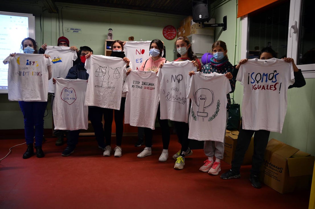 Fotos: Los jóvenes 'diseñan' camisetas con mensajes contra la violencia de género