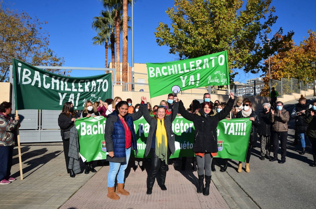 Fotos: Concentración para pedir Bachillerato en Huétor Vega