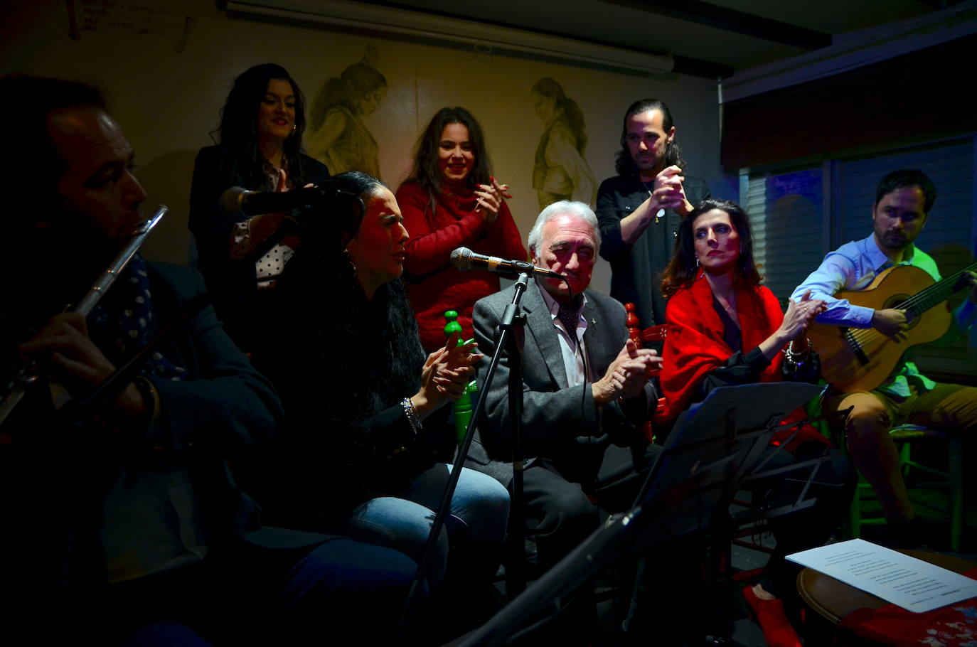 El elenco de artistas, alrededor de Curro Andrés, anoche en la peña La Parra Flamenca de Huétor Vega.