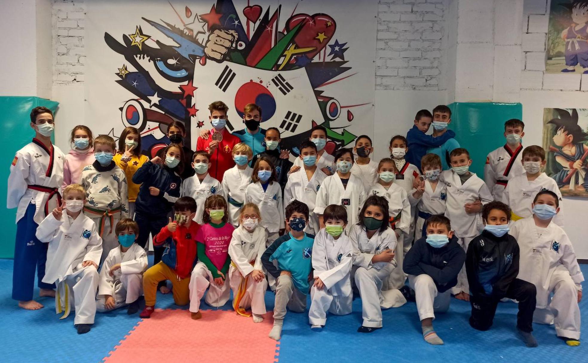 El club de taekwondo de Rubén Hita en Huétor Vega, celebrando la primera medalla europea.