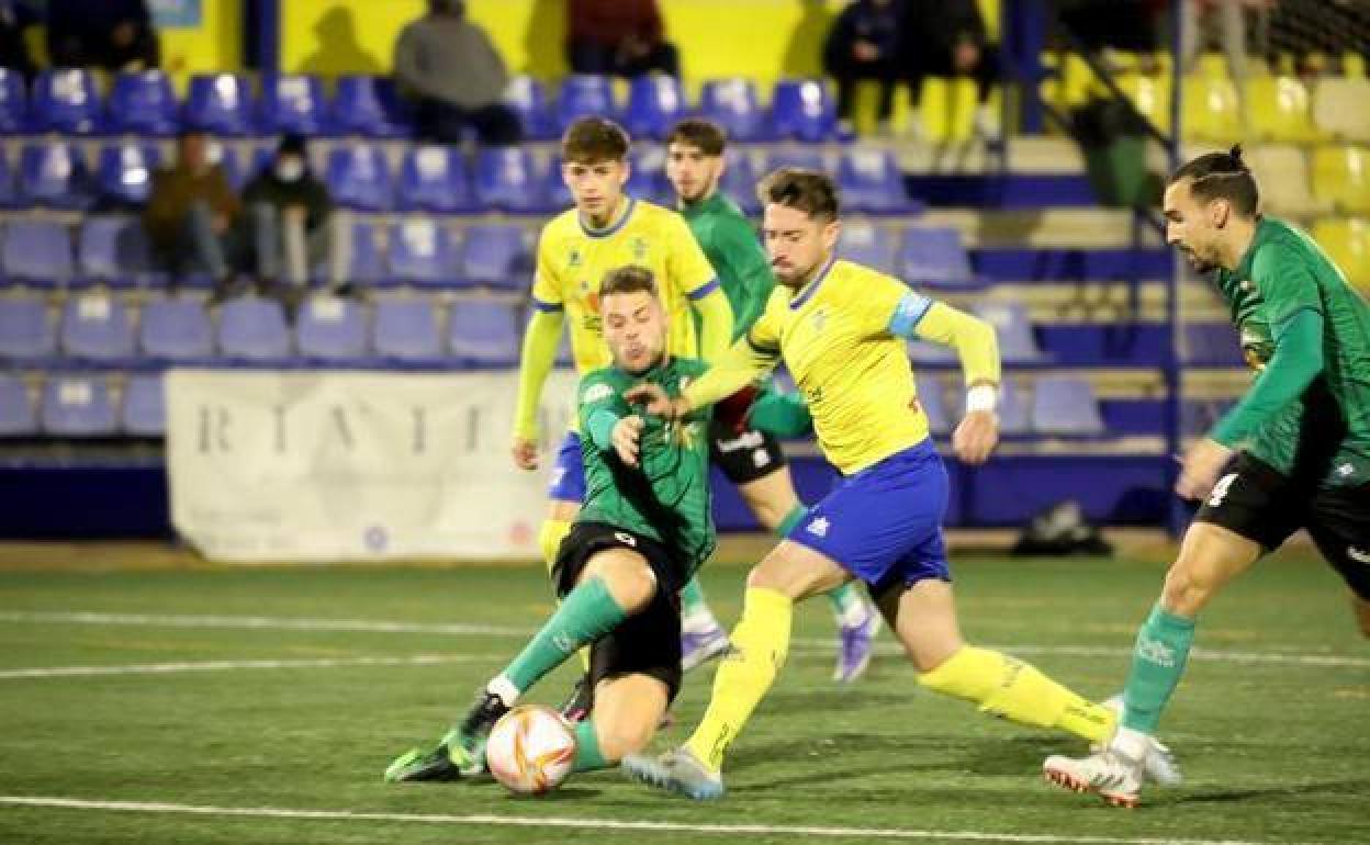 Avance del Huétor Tájar, en el derbi ante Huétor Vega.