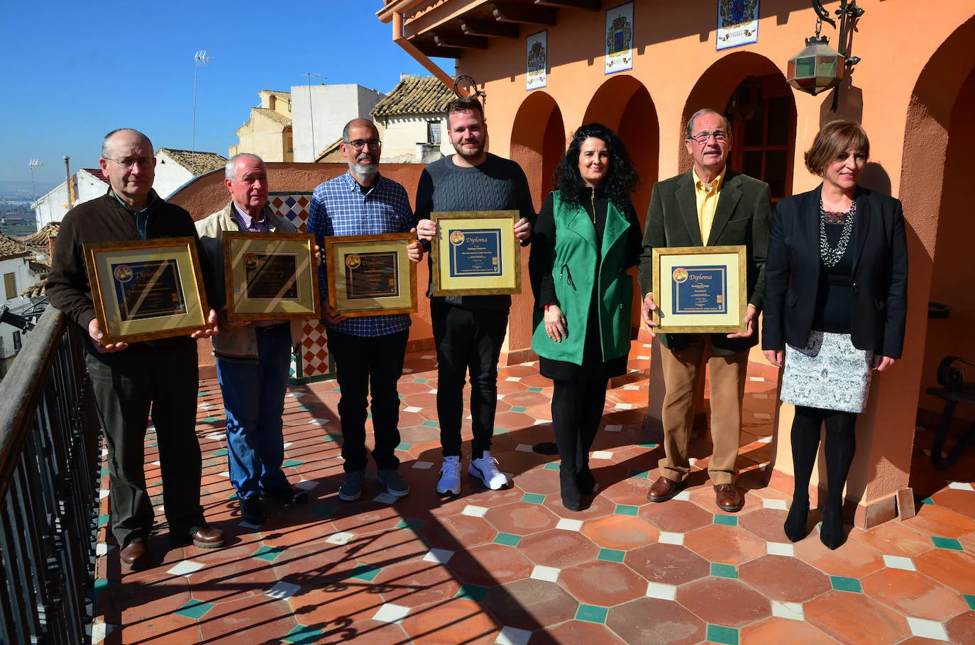 Los premiados este año, en el Ayuntamiento de Huétor Vega con la alcaldesa y la concejala de Cultura y Turismo.