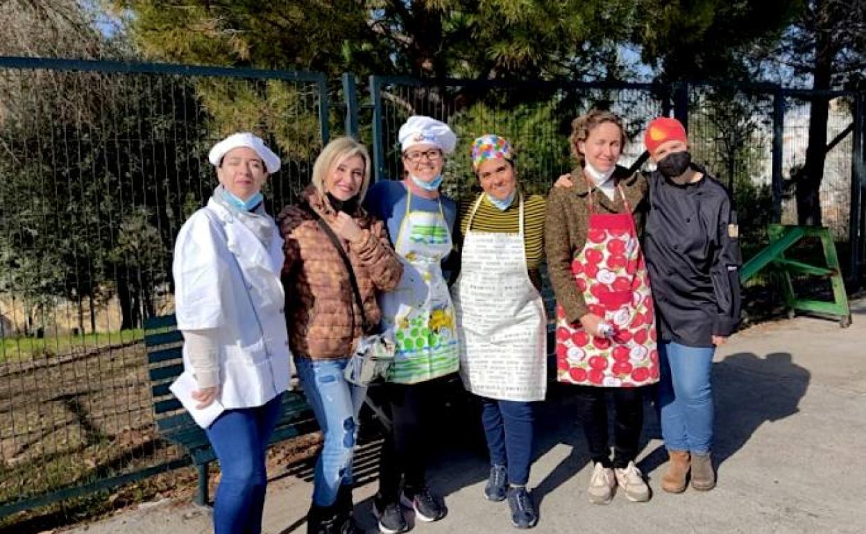 Madres convertidas en 'Las chefs de la paz'.