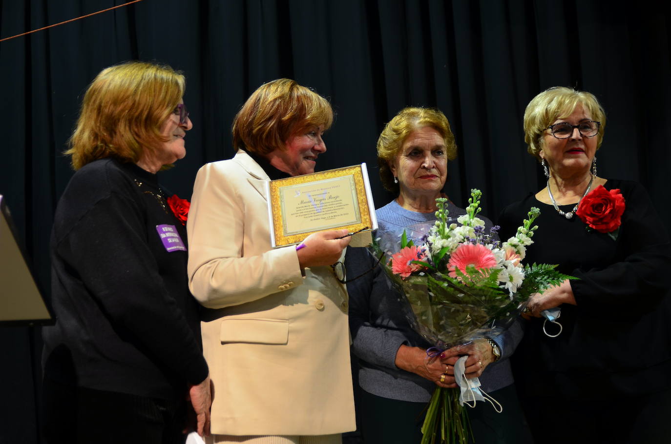 Fotos: 8M en Huétor Vega: fraternidad y Rondalla San Roque