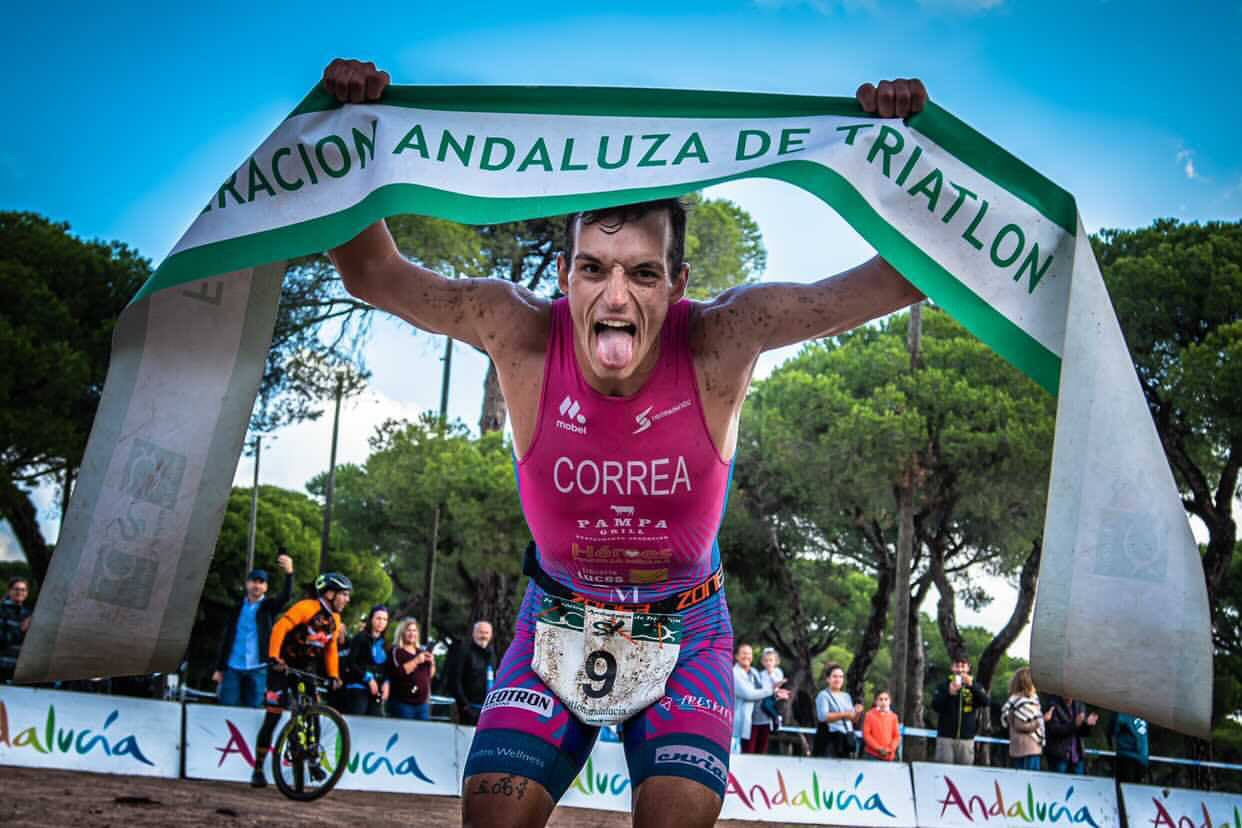 El deportista de Huétor Vega, campeón en categoría absoluta de la Copa de Andalucía de Duatlón Cross 2021.