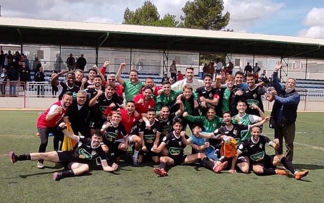 El CD Huétor Vega celebra la permanencia en el San Benito de Porcuna.
