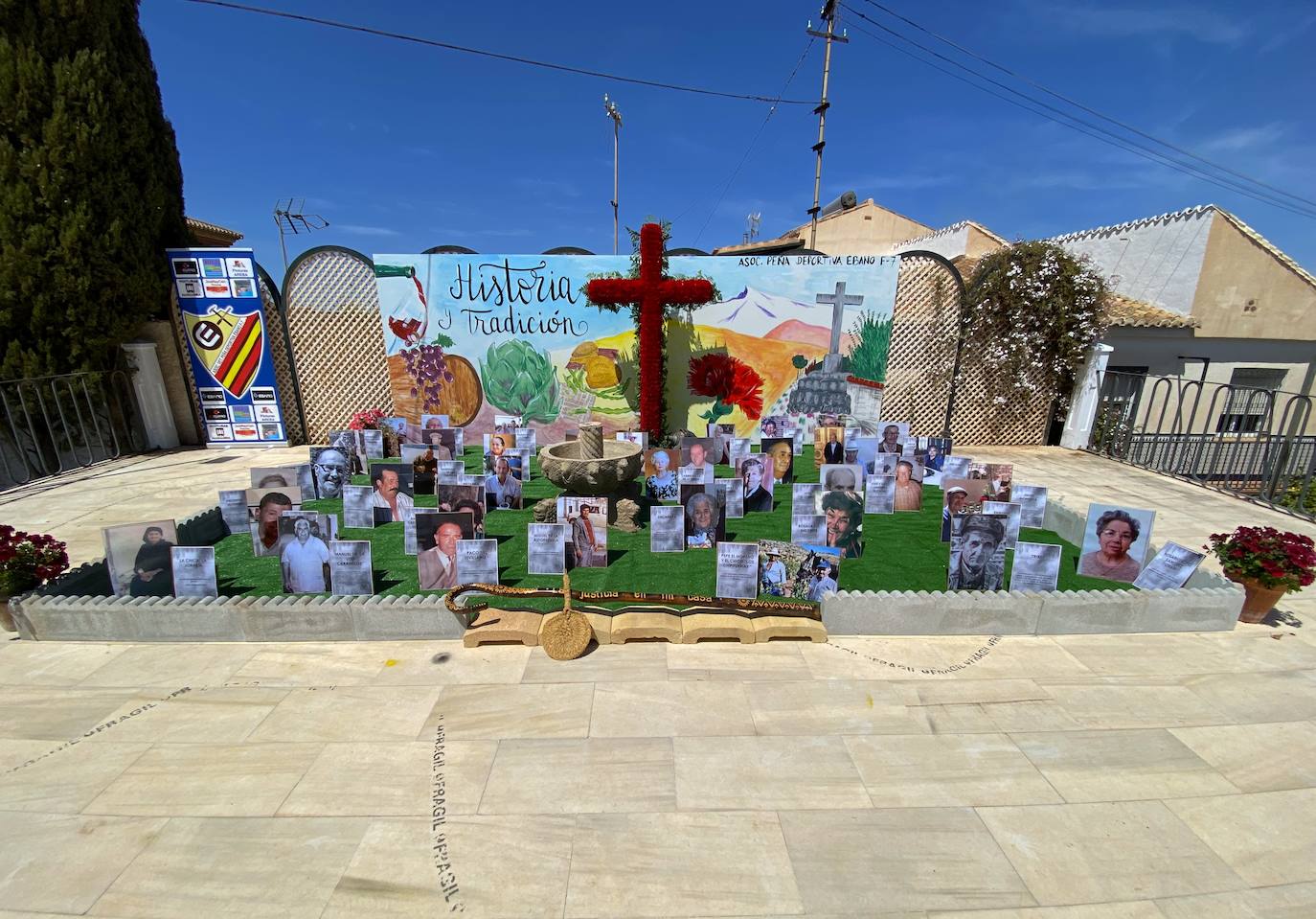 La cruz de la Plaza Abdal Malik de Huétor Vega.