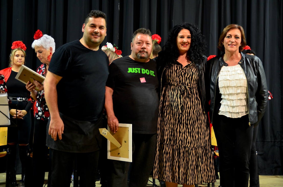 Entrega del premio del concurso de cruces de Huétor Vega al Bar La Corría.