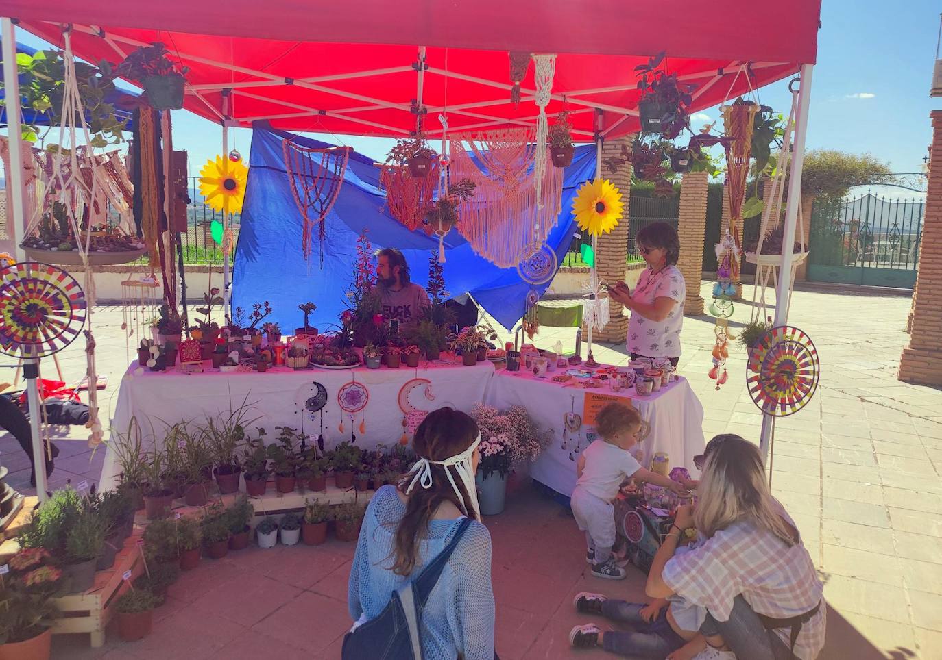 Imagen secundaria 1 - La Feria de Artesanos de Huétor Vega regresa con novedades