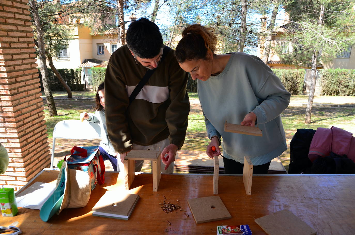 Fotos: Taller de construcción de cajas nido en el Parque de los Pinos
