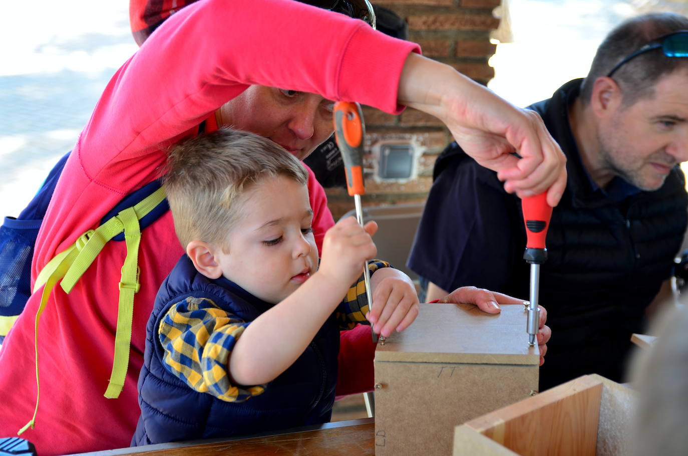 Fotos: Taller de construcción de cajas nido en el Parque de los Pinos