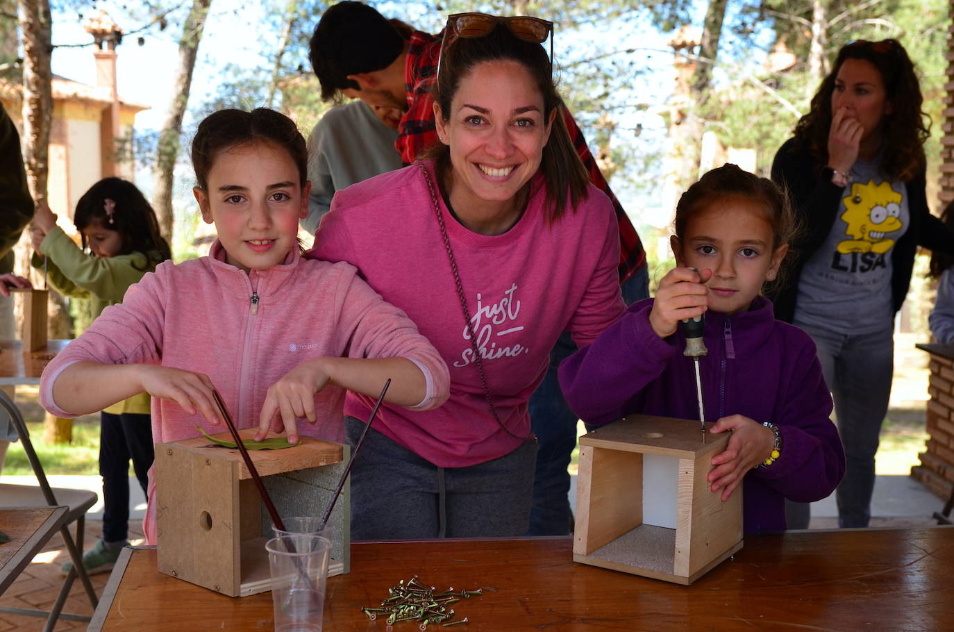 Fotos: Taller de construcción de cajas nido en el Parque de los Pinos