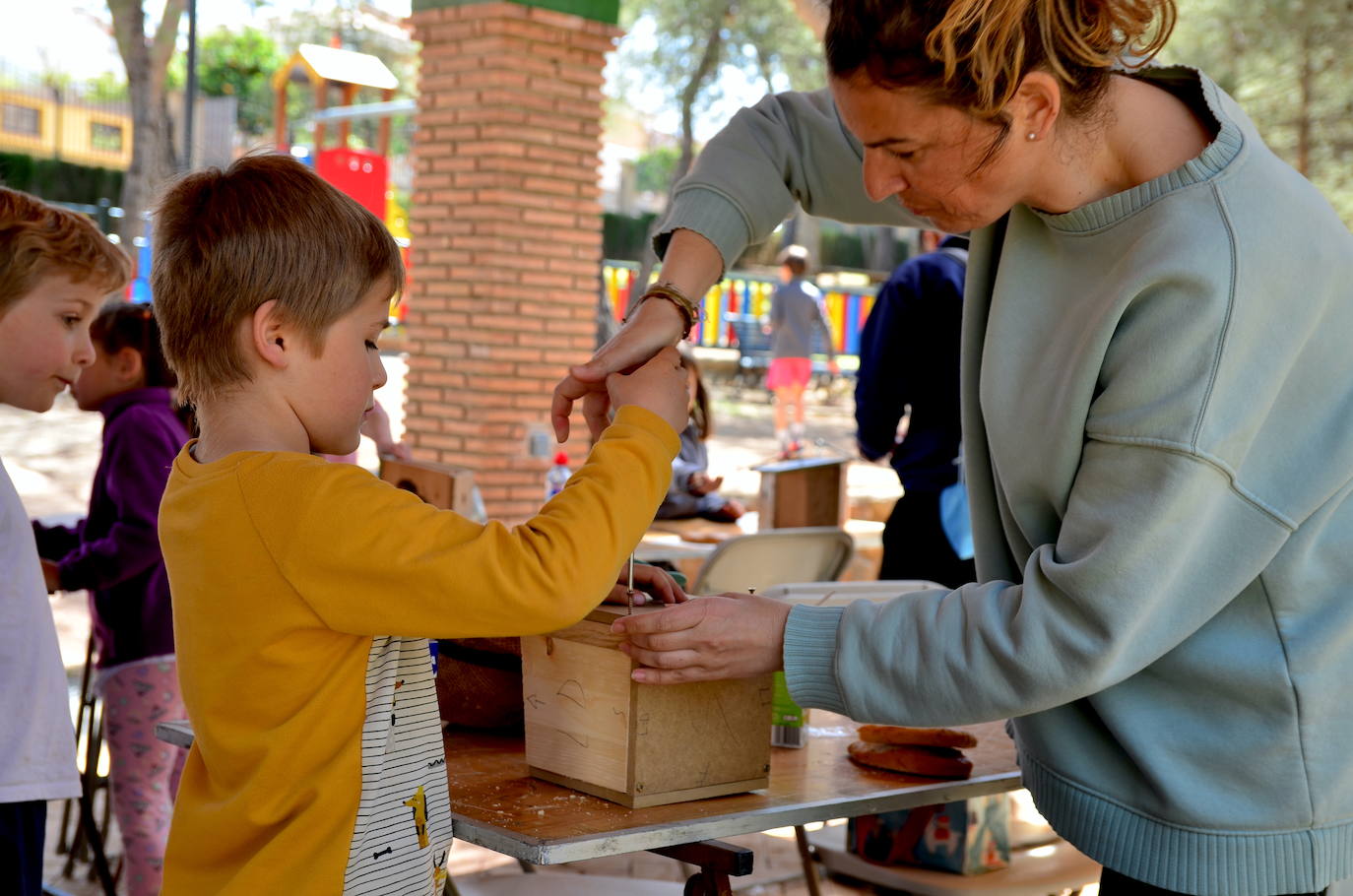 Fotos: Taller de construcción de cajas nido en el Parque de los Pinos