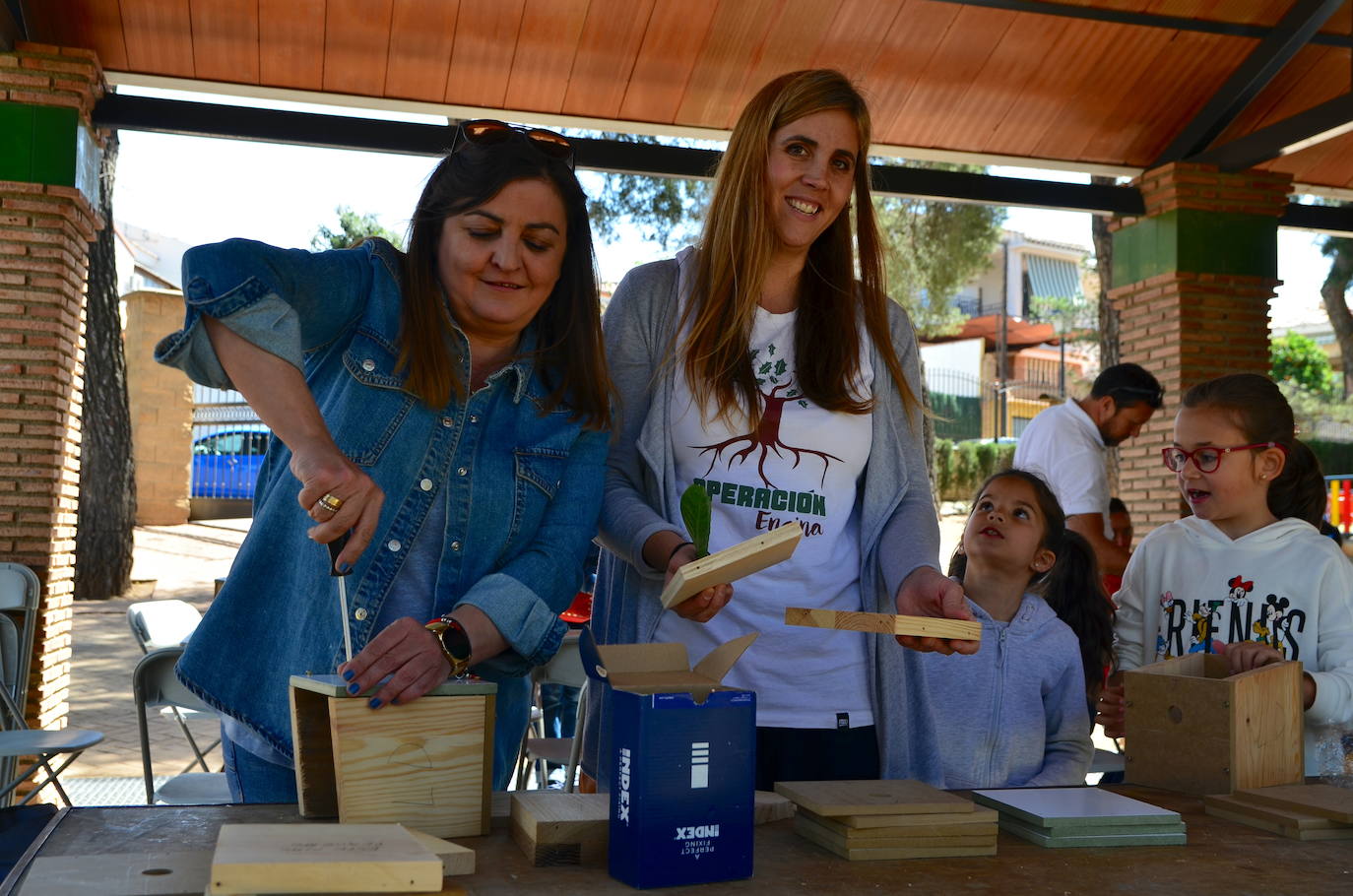Fotos: Taller de construcción de cajas nido en el Parque de los Pinos
