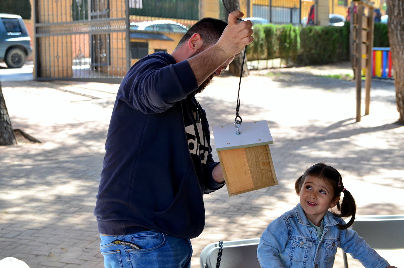 Fotos: Taller de construcción de cajas nido en el Parque de los Pinos
