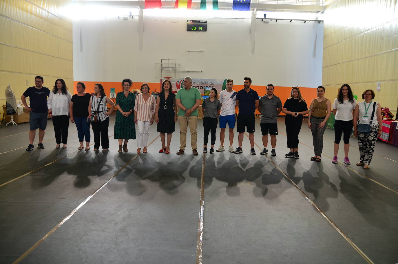 Los monitores, juntos al final del acto con representantes del equipo de gobierno de Huétor Vega.