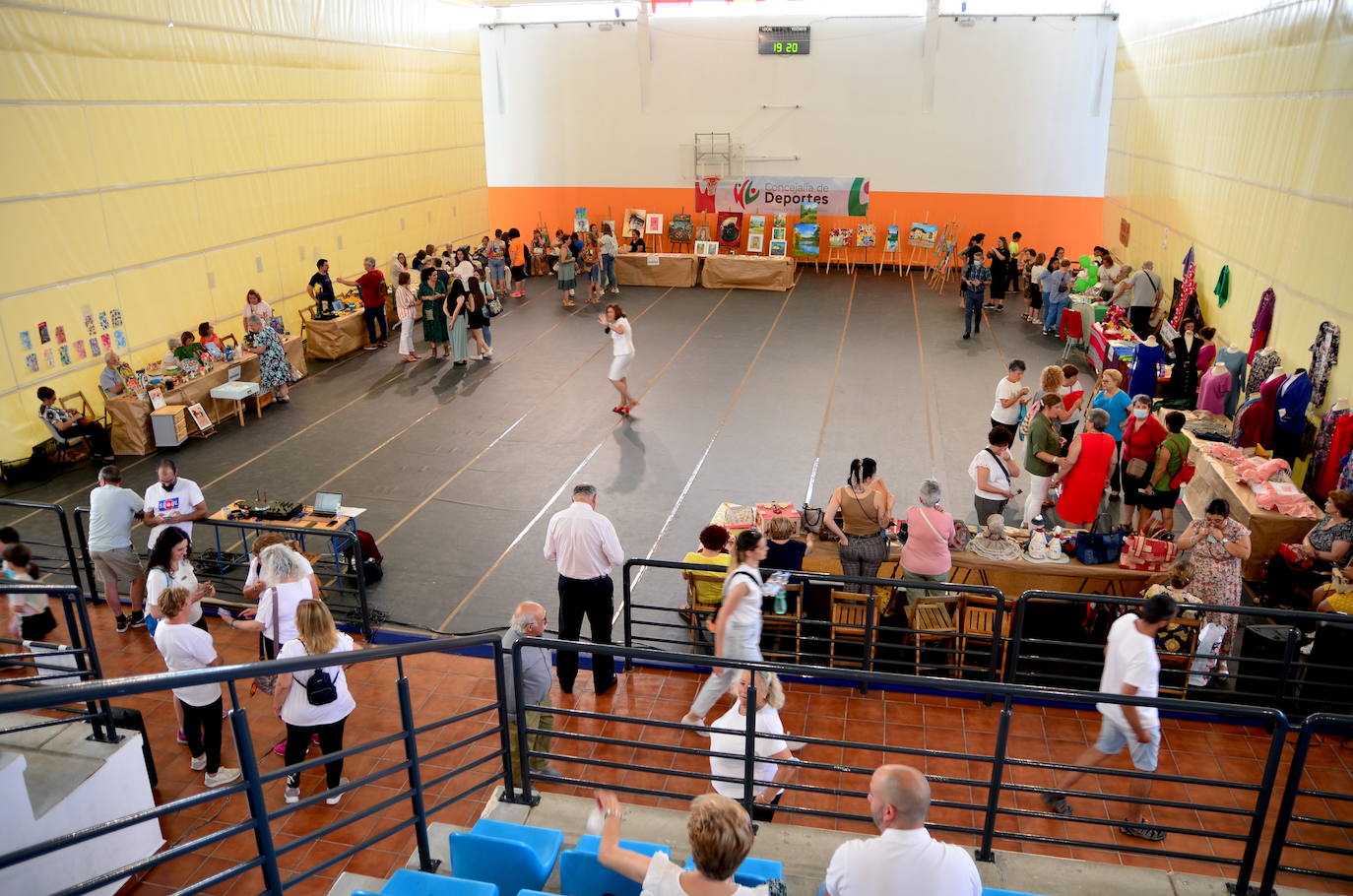 Expositores en la pista.