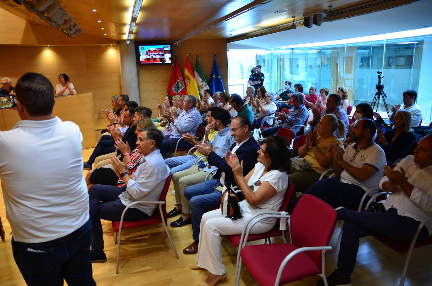 Aplausos tras la investidura de Elena Duque.