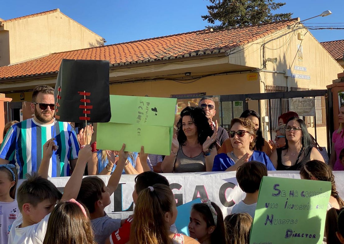 Protesta de madres y padres del colegio Nuestra Señora de las Angustias por el relevo del director.