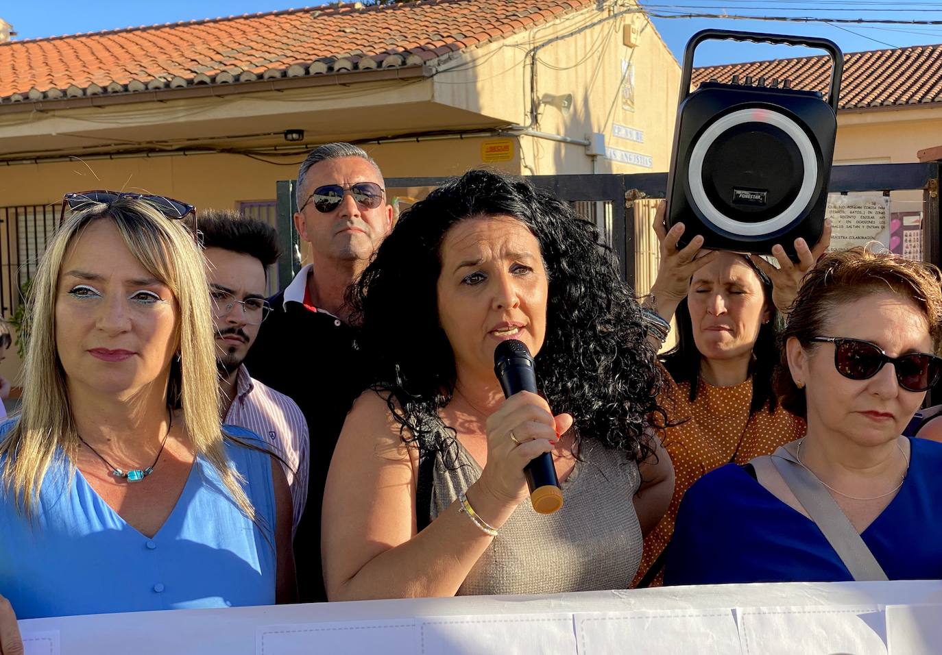 Protesta de madres y padres del colegio Nuestra Señora de las Angustias por el relevo del director.