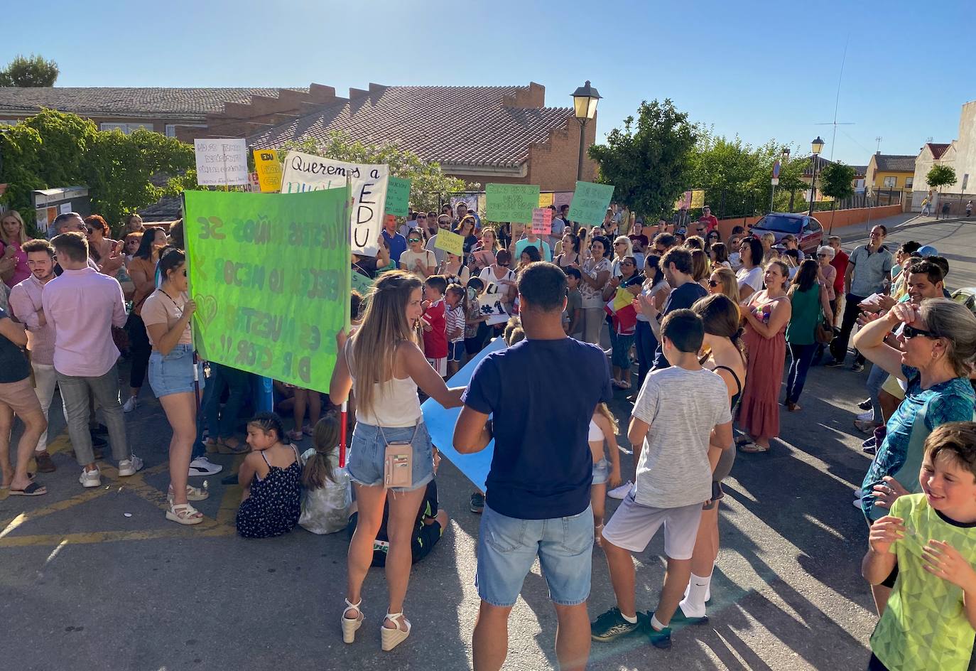 Protesta de madres y padres del colegio Nuestra Señora de las Angustias por el relevo del director.