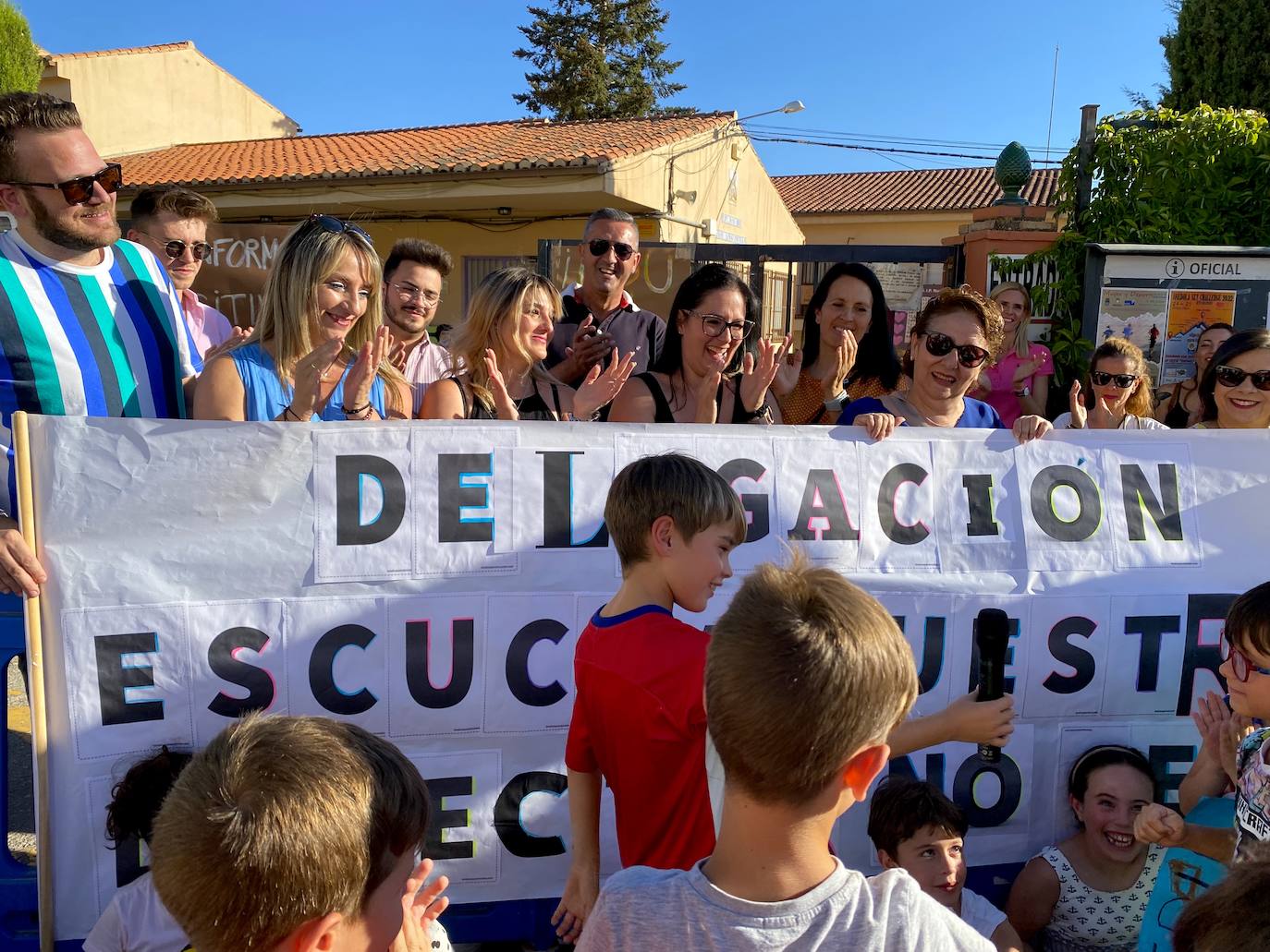 Protesta de madres y padres del colegio Nuestra Señora de las Angustias por el relevo del director.