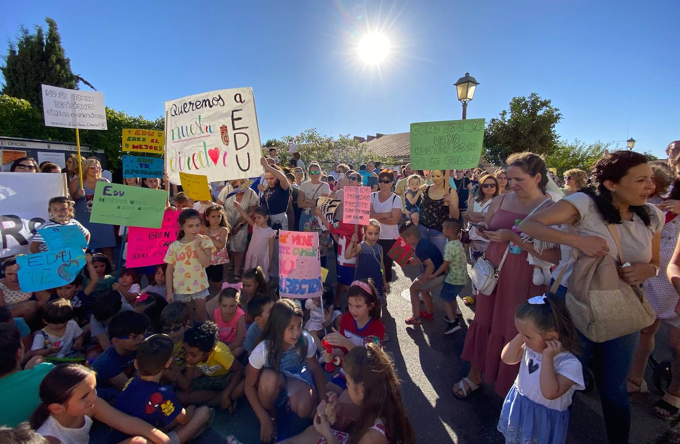Protesta de madres y padres del colegio Nuestra Señora de las Angustias por el relevo del director.